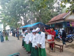 Tim Satgas Covid 19 Desa Tlambah Melakukan Penyemprotan di Karang Durin