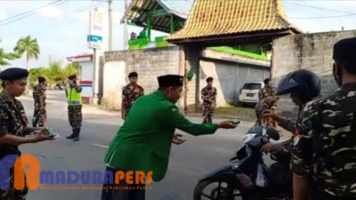 Ngalap Berkah Ramadhan, Ansor – Banser Banyuates Turun Jalan Bagikan Takjil
