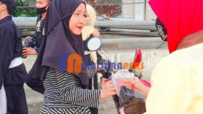 Anggota pendekar robatal saat membagikan takjil ke pengendara jalan, Selasa (04/05/2021) (Doc. Misdi)