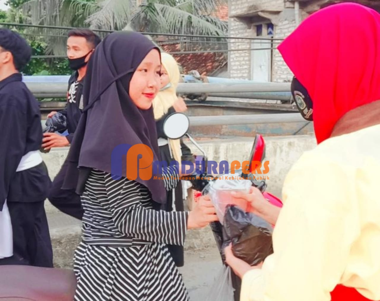 Anggota pendekar robatal saat membagikan takjil ke pengendara jalan, Selasa (04/05/2021) (Doc. Misdi)