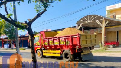 Tak Ditutupi Terpal, Truk Pemuat Pasir Dikeluhkan Warga