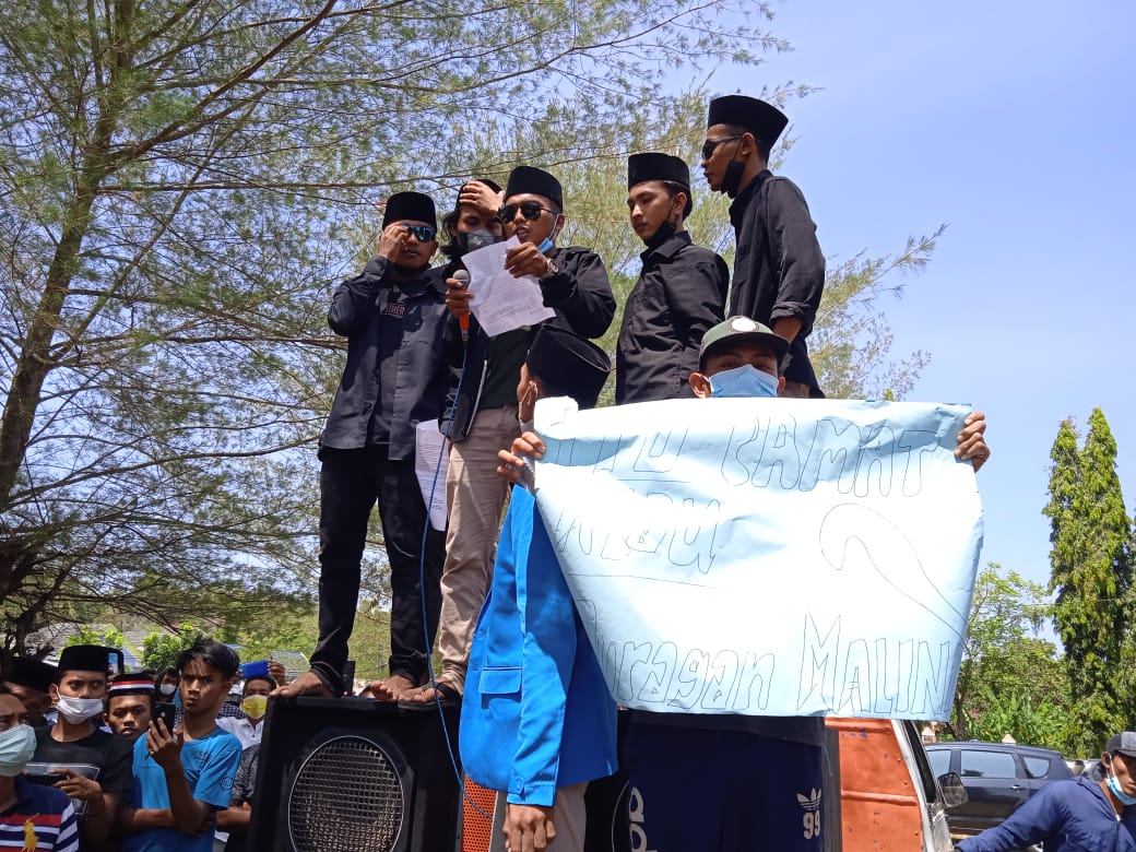 Aksi demonstrasi Camat