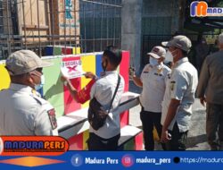 Disinyalir Tak Mengantongi IMB, Satpol PP  Segel Apotek di Sampang