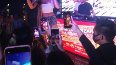 Aksi Panggung “Nyai” Nikita Mirzani Bikin Penggemar Histeris