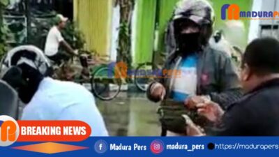 Dua orang laki-laki yang diduga oknum Debt Collector dari Adira saat adu mulut dengan seorang pria (Sumber Foto: Screenshot Video, 2021).