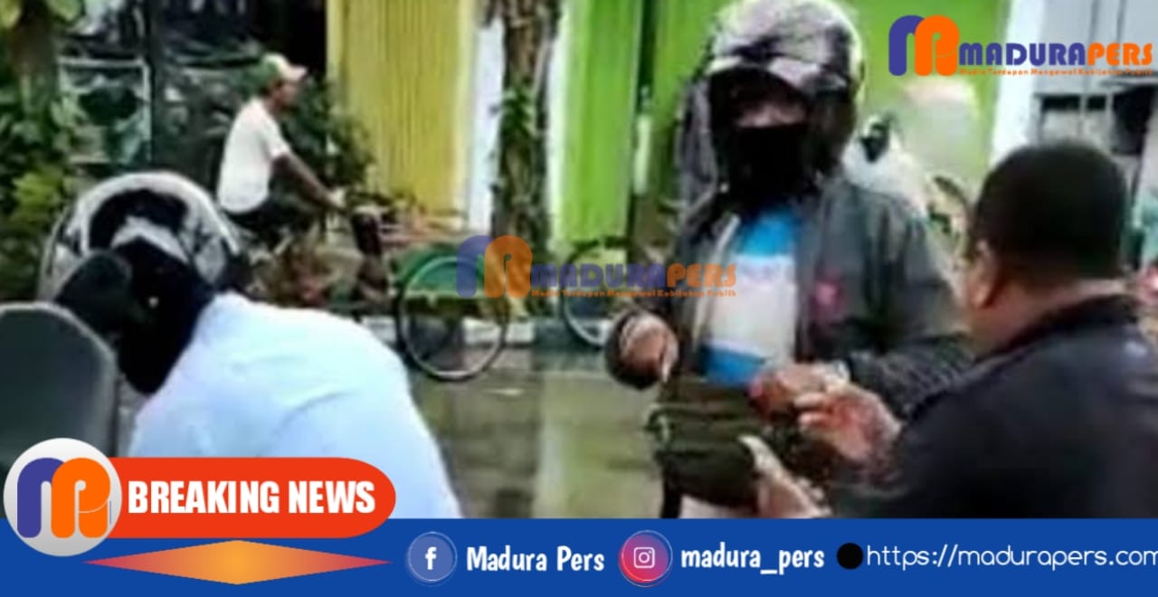 Dua orang laki-laki yang diduga oknum Debt Collector dari Adira saat adu mulut dengan seorang pria (Sumber Foto: Screenshot Video, 2021).