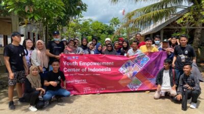 Tumbuhkan Minat Baca, Komunitas Bangun Gerakan “Senja Bersama Buku” di Pesisir Pantai Loteng