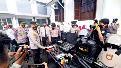 Kombes Pol Akhmad Yusep Gunawan, Selasa (21/12/2021) mengecek perlengkapan personel Polrestabes Surabaya yang akan digunakan saat bertugas pengamanan Nataru