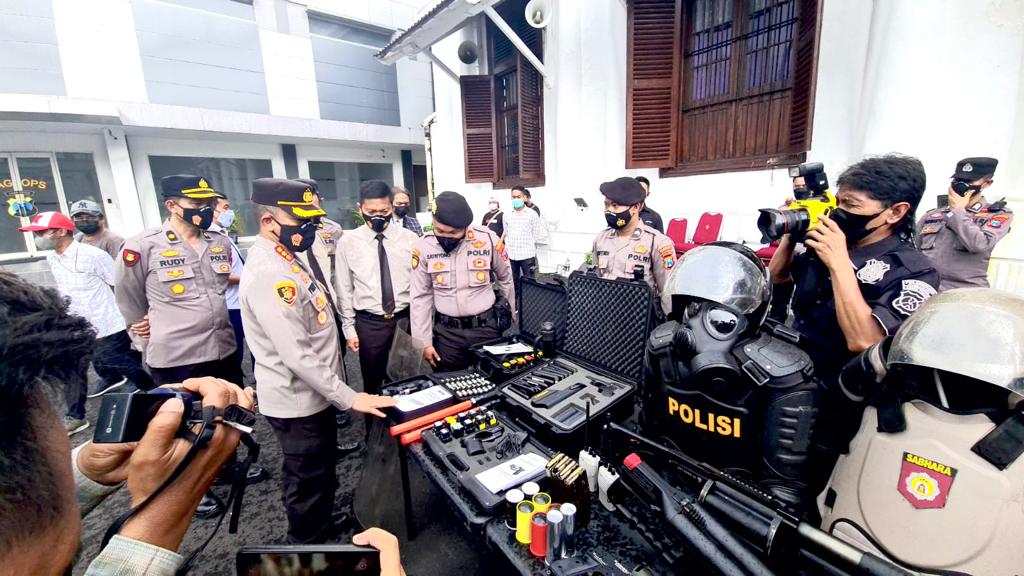 Kombes Pol Akhmad Yusep Gunawan, Selasa (21/12/2021) mengecek perlengkapan personel Polrestabes Surabaya yang akan digunakan saat bertugas pengamanan Nataru