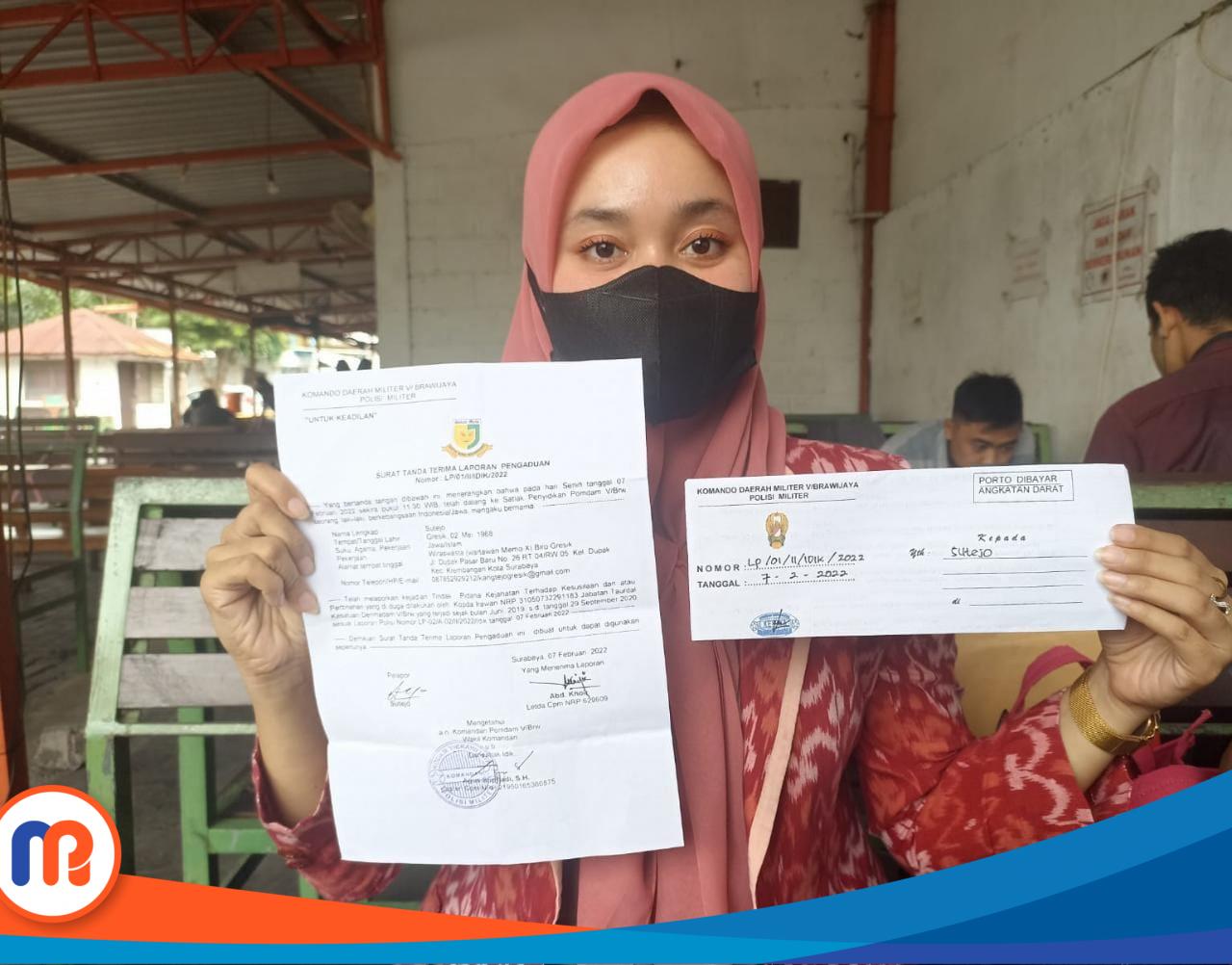 Bravicha Bunga Vitriana PH-nya ST, Senin (7/2/2022) tunjukkan bukti laporan kepada Pomdam V Brawijaya (Sumber Foto: Fajar Yudha Wardhana)