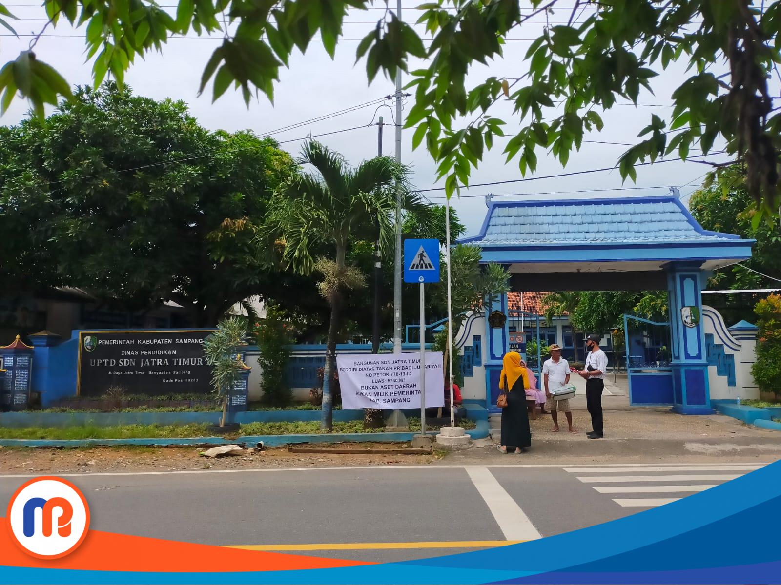 Pihak Ahli Waris Memasang Papan Nama Pemberitahuan Lahan Tanah yang Ditempati SDN Jatra Timur 1