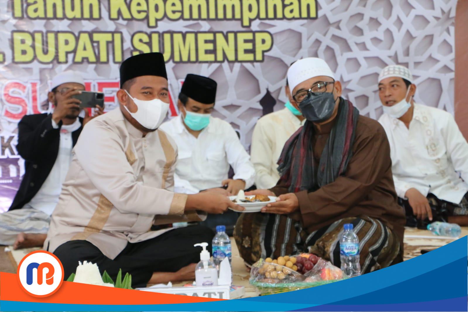 Berlangsung khidmad pelaksanaan acara Isra Mi'raj bersama Bupati Sumenep, Achmad Fauzi dan K.H. Musyfiq Muaddzim
