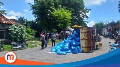 Truk Oleng, Muatan Garam Milik PT Garam Tumpah ke Jalan