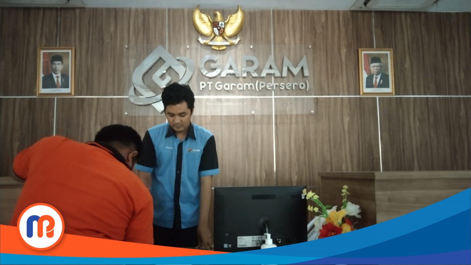 Pengunjung saat mengisi daftar kunjungan di kantor pusat PT Garam yang beralamat di Jl. Raya Kalianget, Kalianget Timur, Kalianget, Sumenep