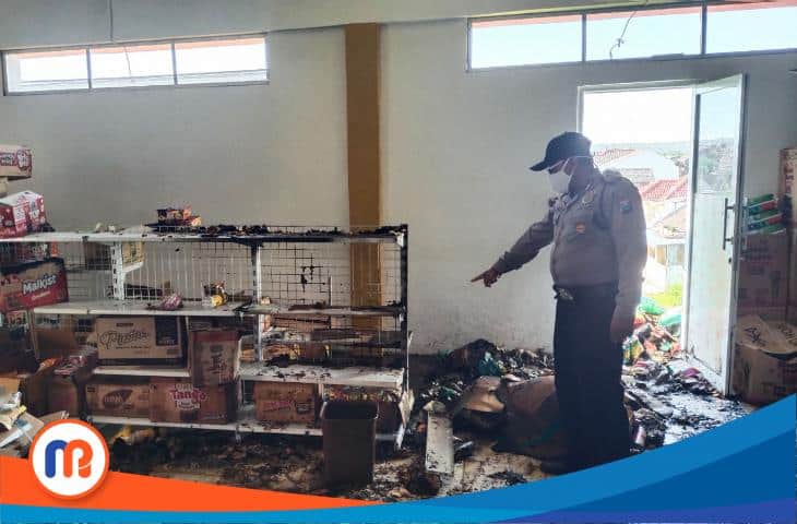 Petugas Kepolisian Sumenep saat menunjukkan lokasi kebakaran di lantai 3 Swalayan Ari Indo Makmur 2 Jl. Adi Rasa Kav 06 Perum BSA.