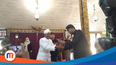 Kirab Penyerahan Pusaka Keraton Sumenep, Bupati Fauzi Ajak Masyarakat Lestarikan Budaya Leluhur 