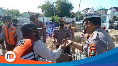 Satlantas Polres Sampang Bagikan Semen dan Sembako ke Masjid Al-Anshor Kesenih, Dalam Rangka HUT Lantas yang Ke-67