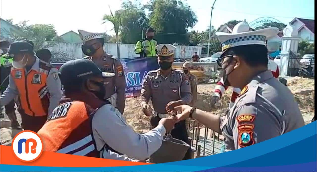 Pengambilan foto saat SatLantas melakukan Baksti Sosial di Masjid Al-Anshor Kasenih