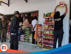 Satpol PP Sumenep Bersama Tim Sosialisasikan Bahaya Jual Rokok Ilegal Lewat Poster