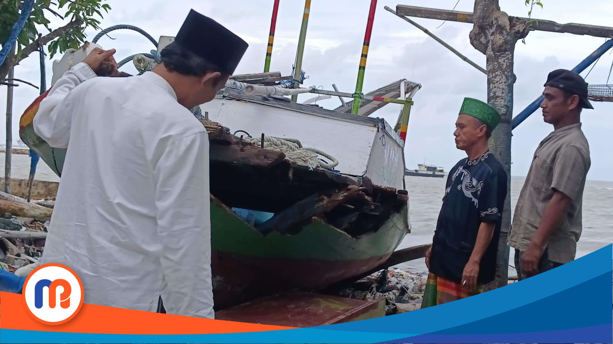 Foto kapal Kardala saat sedang diperlihatkan kepada awak media madurapers.com yang di dampingin oleh Sekdes Desa Sepulu Abd. Muis dan tokoh masyarakat Kholik Nur