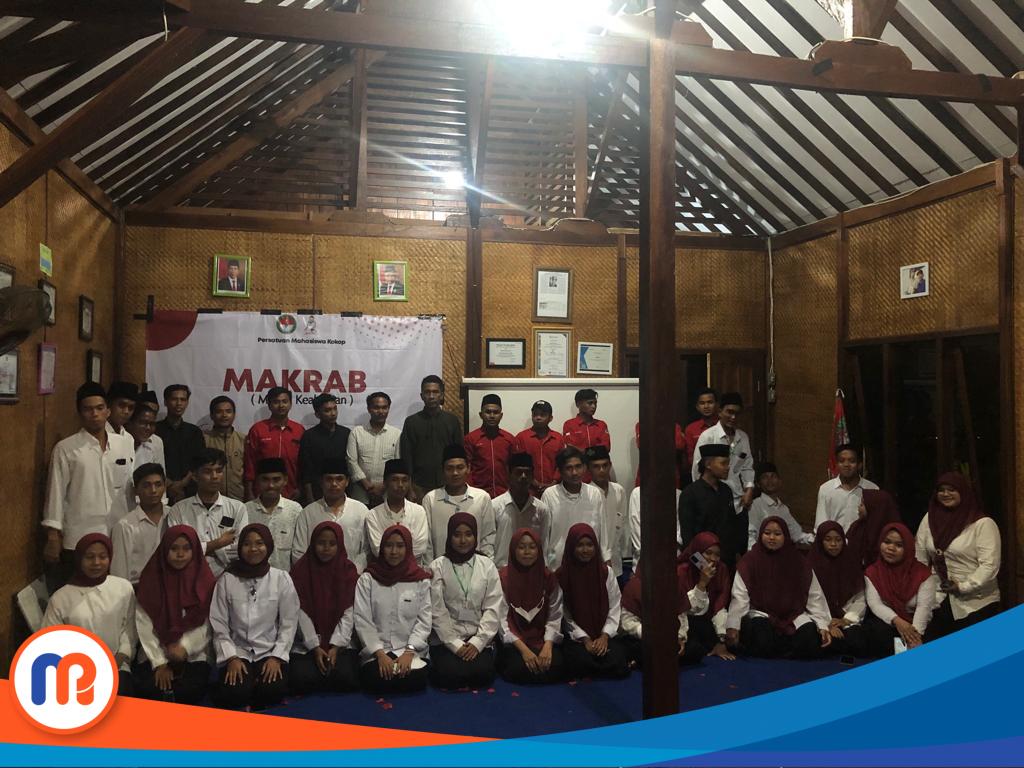 Saat melakukan foto bersama senioritas Kokop, Panitia, dan anggota baru Persatu Mahasiswa Kokop (PMK), Sabtu, (10/12/2022)