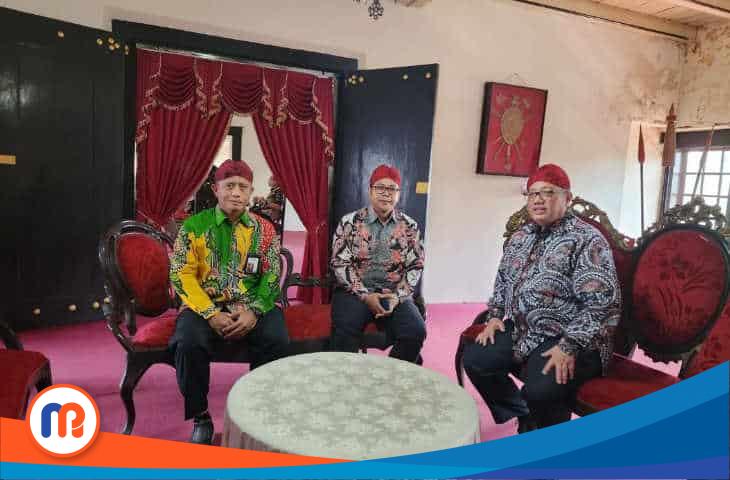 Foto Bersama Perwakilan Bank Indonesia (BI) Jawa Timur (Jatim), Budi Hanoto dan Kepala Badan Pusat Statistik (BPS) Provinsi Jatim, Dadang Hardiwan dan Direktur Bank Pembiayaan Rakyat Syariah (BPRS) Bhakti Sumekar, Hairil Fajar