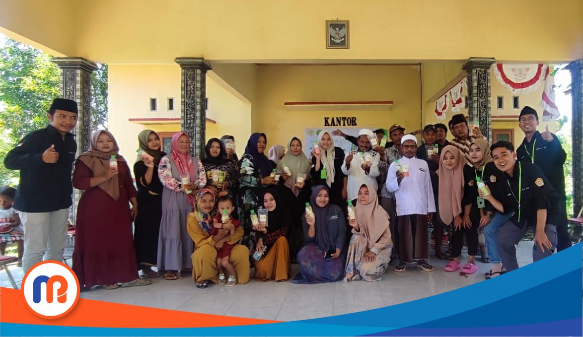 Saat melakukan produksi UMKM kedelai di Desa Alas Rajah dengan memperlihatkan hasil produk yang dilakukan oleh Masyarakat Desa dan Mahasiswa peserta KKN-T kelompok 39 di Kantor Desa Alas Rajah Bangkalan