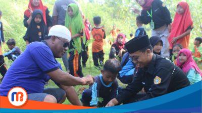 Demi Menjaga Keasrian Desa, Mahasiswa KKN-T 39 UTM Melakukan Giat Penanaman 1.000 Pohon