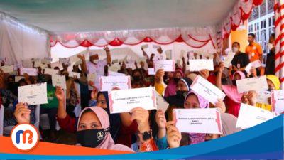 Penerima bantuan sosial Kemensos di Kantor Kecamatan Pujon, Kabupaten Malang