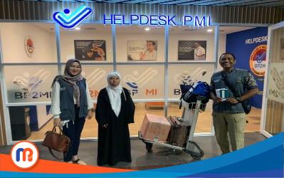 Kabid Disperinaker Kabupaten Bangkalan Hariyani Fitrianingsih bersama pegawai BP2MI, dan Siti Samsiah PMI asal Desa Pangpong, Kecamatan Labang, Kabupaten Bangkalan yang dideportasi dari Arab Saudi (Sumber: Pemkab Bangkalan, 2023).