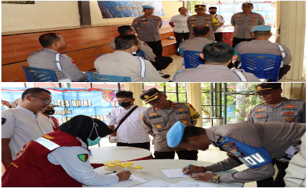 Propam Polsek jajaran Polres Sumenep menjalani test urine