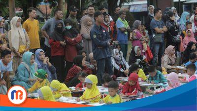 Ratusan peserta didik TK dan PAUD mewarnai sketsa Gus Dur sembari ngabuburit di Taman Tajamara, Sumenep. (Foto: Istimewa, 2023).