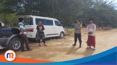 Kapolres Sumenep Akbp Edo Satya Kentriko.,S.H.,S.I.K.,M.H didampingi Kepala Desa (Kades) Badur, Atnawi saat melakukan pengecekan di tempat wisata Pantai Badur, Kecamatan Batuputih pada Selasa (25/04/2023) kemaren. (Sumber Foto: Istimewa, 2023). 