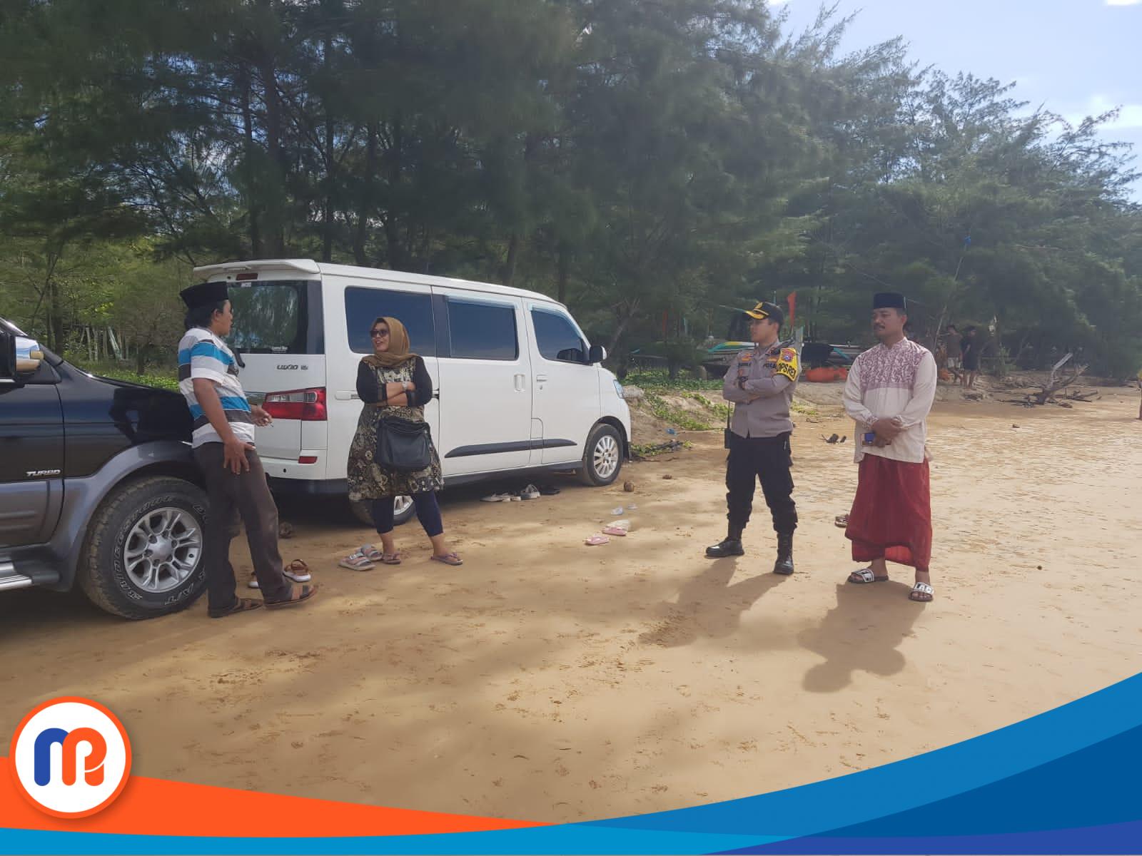 Kapolres Sumenep Akbp Edo Satya Kentriko.,S.H.,S.I.K.,M.H didampingi Kepala Desa (Kades) Badur, Atnawi saat melakukan pengecekan di tempat wisata Pantai Badur, Kecamatan Batuputih pada Selasa (25/04/2023) kemaren. (Sumber Foto: Istimewa, 2023). 