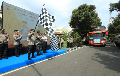 Kapolda Jatim, Irjen Pol Toni Hermanto saat memberangkatkan bus mudik balik gratis di halaman Mapolda Jatim. (Pca) (Sumber foto: Kominfo Jatim, 2023).