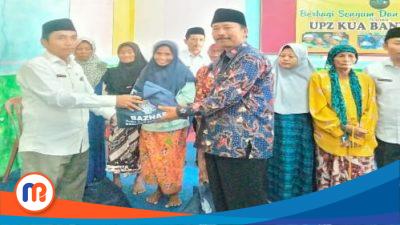 Pembagian paket sembako dan zakat UPZ KUA Kecamatan Banyuates, Kabupaten Sampang di Aula Kantor KUA Kecamatan Banyuates, pada Senin (10/4/2023) (Dok. Madurapers, 2023).