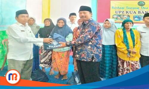 Pembagian paket sembako dan zakat UPZ KUA Kecamatan Banyuates, Kabupaten Sampang di Aula Kantor KUA Kecamatan Banyuates, pada Senin (10/4/2023) (Dok. Madurapers, 2023).