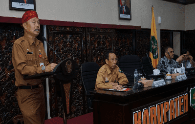 Sekretaris Daerah (Sekda) Kabupaten Sumenep Edi Rasiyadi saat membuka sosialisasi pelaksanaan aplikasi Srikandi (Sumber foto: Pemkab Sumenep, 2023).