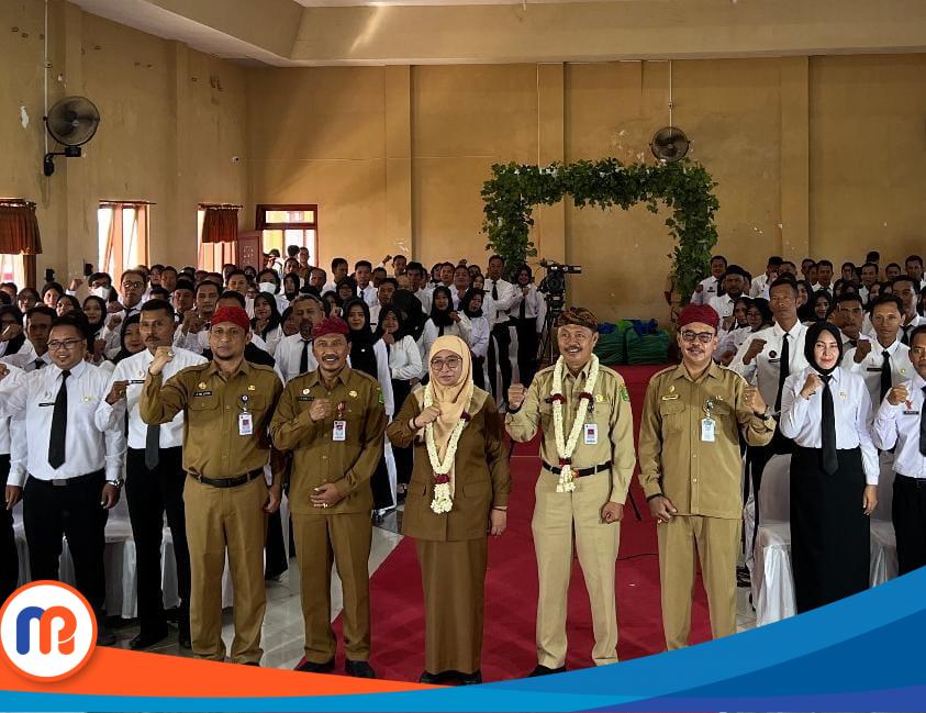 Foto bersama Wakil Bupati Sumenep Hj. Dewi Khalifah, Kadisdik Sumenep, Agus Dwi Saputra, Kepala BKPSDM Sumenep, Abdul Majid dan diikuti oleh 184 PPPK Tenaga Guru pada Senin (29/05/2023. (Sumber Foto: Istimewa, 2023). 