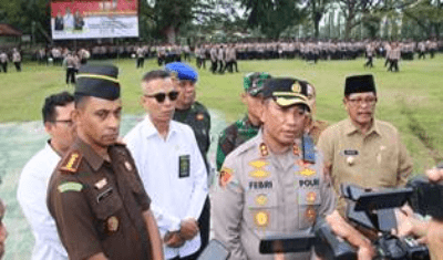 AKBP Febri Isman Jaya, S.H., S.I.K., M.I.K., dan pejabat Forkopimda Kabupaten Bangkalan usai Apel Pergeseran Pasukan “OPS Mantap Praja Cakraningrat 2023 di alun-alun Kota Bangkalan, Senin (8/5/2023) kemarin (Sumber foto: Tribratanews, 2023).