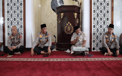 Kapolres Bangkalan AKBP Febri Isman Jaya, S.H., S.I.K., M.H., para PJU, perwira dan seluruh personel Mapolres Bangkalan, dalam acara pengajian dan doa bersama jelang pelaksanaan Pilkades Tahap 2 Tahun 2023 di Kabupaten Bangkalan (Sumber foto: Tibratanews, 2023).