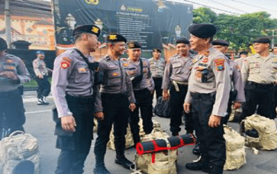 Personel Polresta Kota Malang yang diterjunkan untuk pengamanan Pilkades tahap dua Kabupaten Bangkalan tahun 2023 (Sumber foto: Tibratanews, 2023).