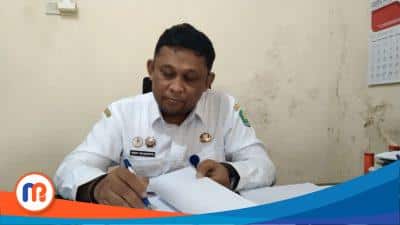Kepala Dinas Lingkungan Hidup Kabupaten Sumenep, Arif Susanto saat diwawancarai oleh jurnalis media ini pada Rabu (21/06/2023) di ruangan kerjanya (Sumber Foto: Fauzi, 2023).