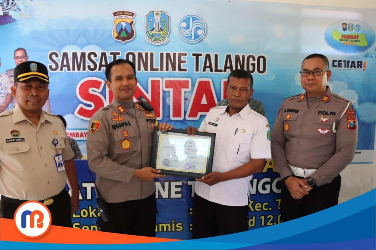 Foto bersama Kapolres Sumenep dan Camat Talango saat memberikan sertifikat penghargaan kepada Camat Talango, Rabu (12/07/2023) (Sumber Foto: Istimewa, 2023). 