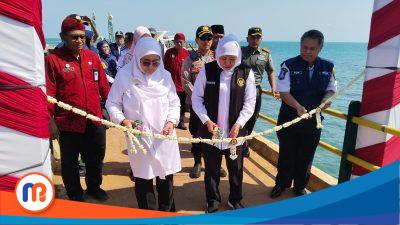 Foto bersama Gubernur Jawa Timur (Jatim), Khofifah Indar Parawansa bersama Wakil Bupati Sumenep Hj. Dewi Khalifah pada acara peresmian Dermaga Pelabuhan Dungkek dan Dermaga Pulau Gili Kecamatan Dungkek, Kabupaten Sumenep pada Selasa (04/07/2023). (Sumber Foto: Istimewa, 2023).