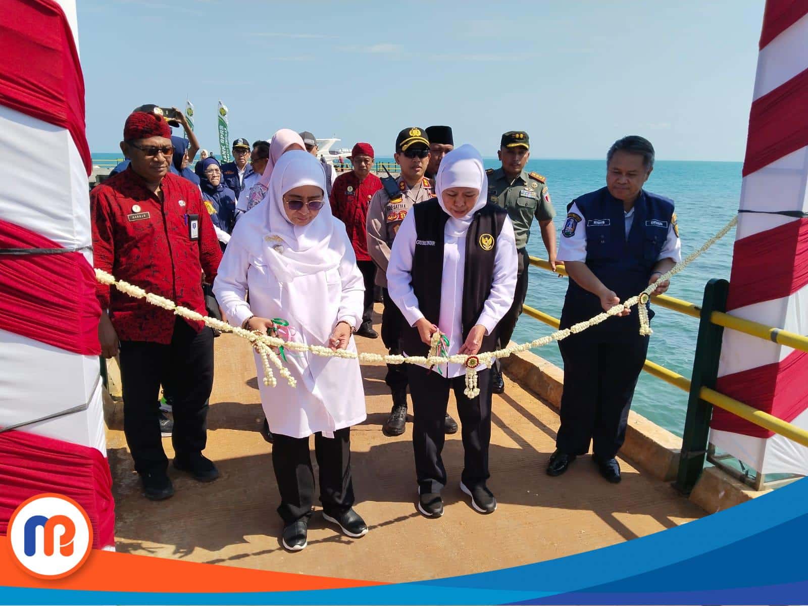Foto bersama Gubernur Jawa Timur (Jatim), Khofifah Indar Parawansa bersama Wakil Bupati Sumenep Hj. Dewi Khalifah pada acara peresmian Dermaga Pelabuhan Dungkek dan Dermaga Pulau Gili Kecamatan Dungkek, Kabupaten Sumenep pada Selasa (04/07/2023). (Sumber Foto: Istimewa, 2023).