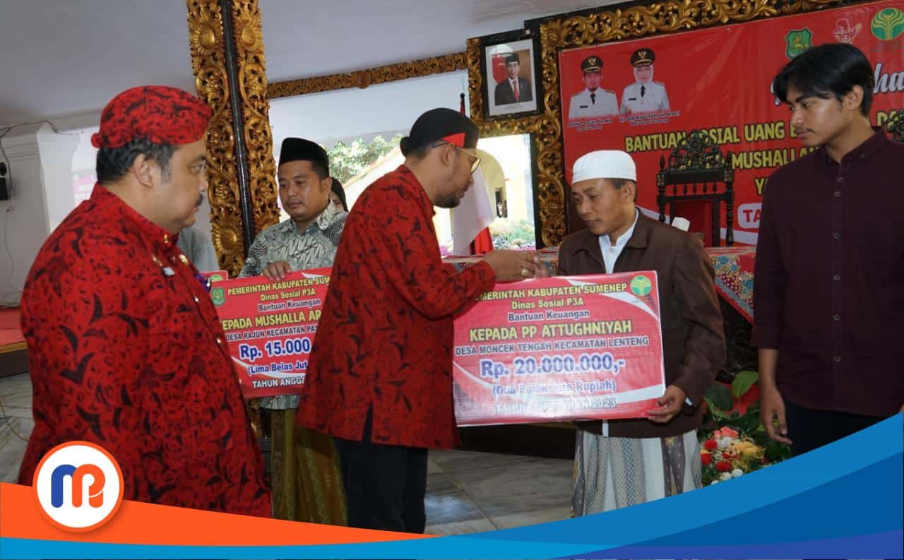 Didampingi Kadinsos dan P3A Sumenep, Bupati Fauzi Serahkan Bantuan Beasiswa dan Bansos di Pendopo Agung Keraton Sumenep pada Jumat (04/08/2023) (Sumber Foto: Istimewa, 2023). 
