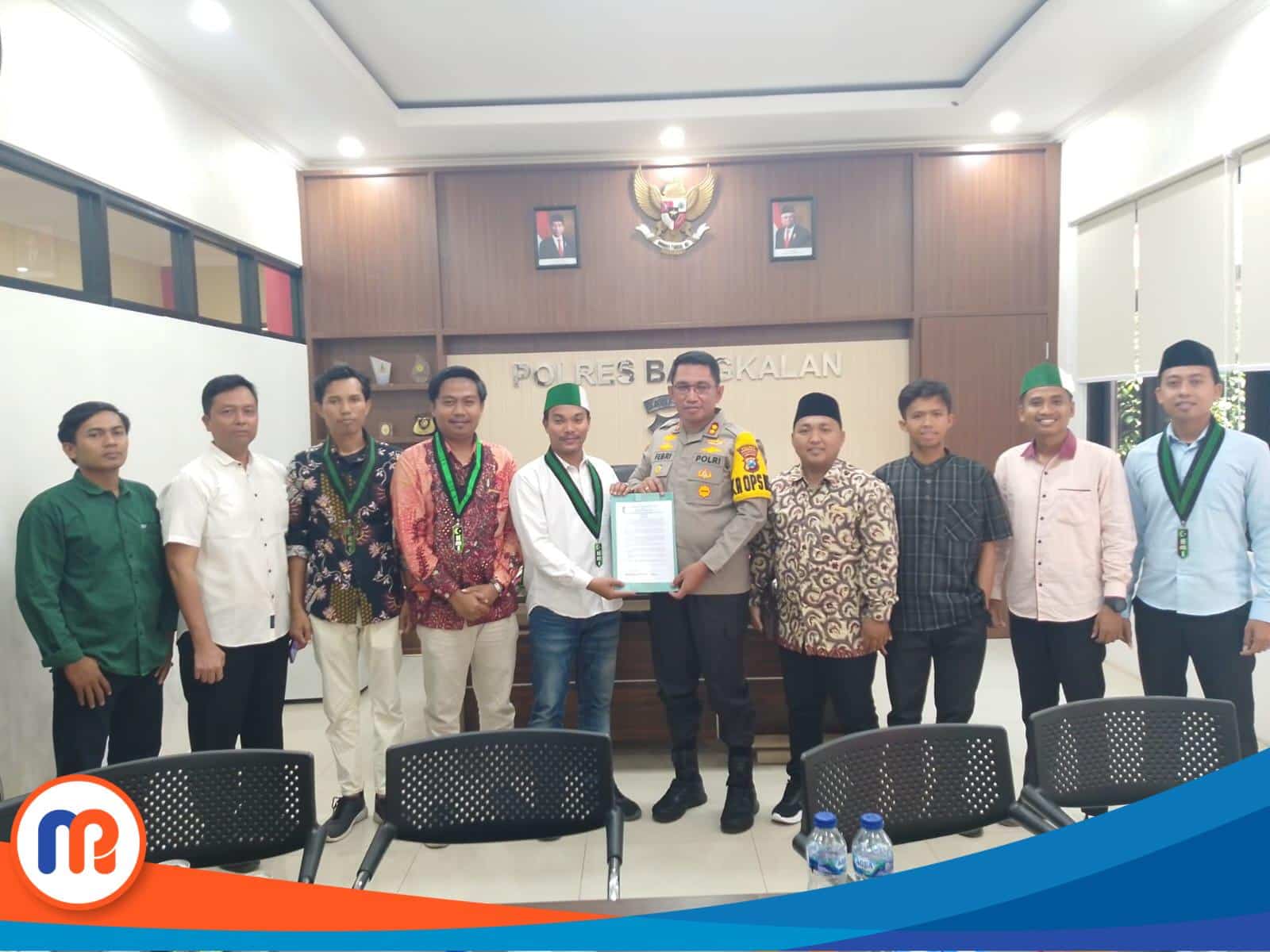 Pengurus Cabang (PC) Himpunan Mahasiswa IsIam (HMI) Kabupaten Bangkalan bersama Kapolres Bangkalan AKBP Febri Isman Jaya, S.H.,S.I.K, usai audiensi di Kantor Polres Bangkalan
