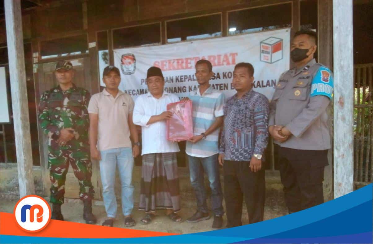 Gerakan Masyarakat Konang Perduli Demokrasi (GMKPD) bersama kuasa hukum didampingi oleh pihak Kepolisian serta TNI, di depan kantor Panitia Pemilihan Kepala Desa (P2KD) Desa Konang, Kecamatan Konang, Kabupaten Bangkalan, Rabu (20/09/2023) (Dok. Madurapers, 2023).
