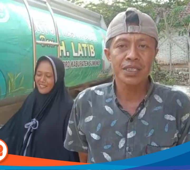 Bapak Wardi warga Dusun Jurek, Desa Juruan Daya, Kecamatan Batuputih saat menerima manfaat bantuan air bersih gratis dari H. Latib (Sumber Foto: Istimewa, 2023)